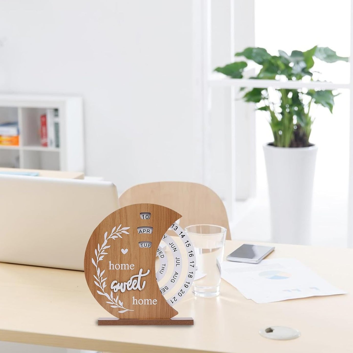 تقويم مكتب خشبي على شكل قمر