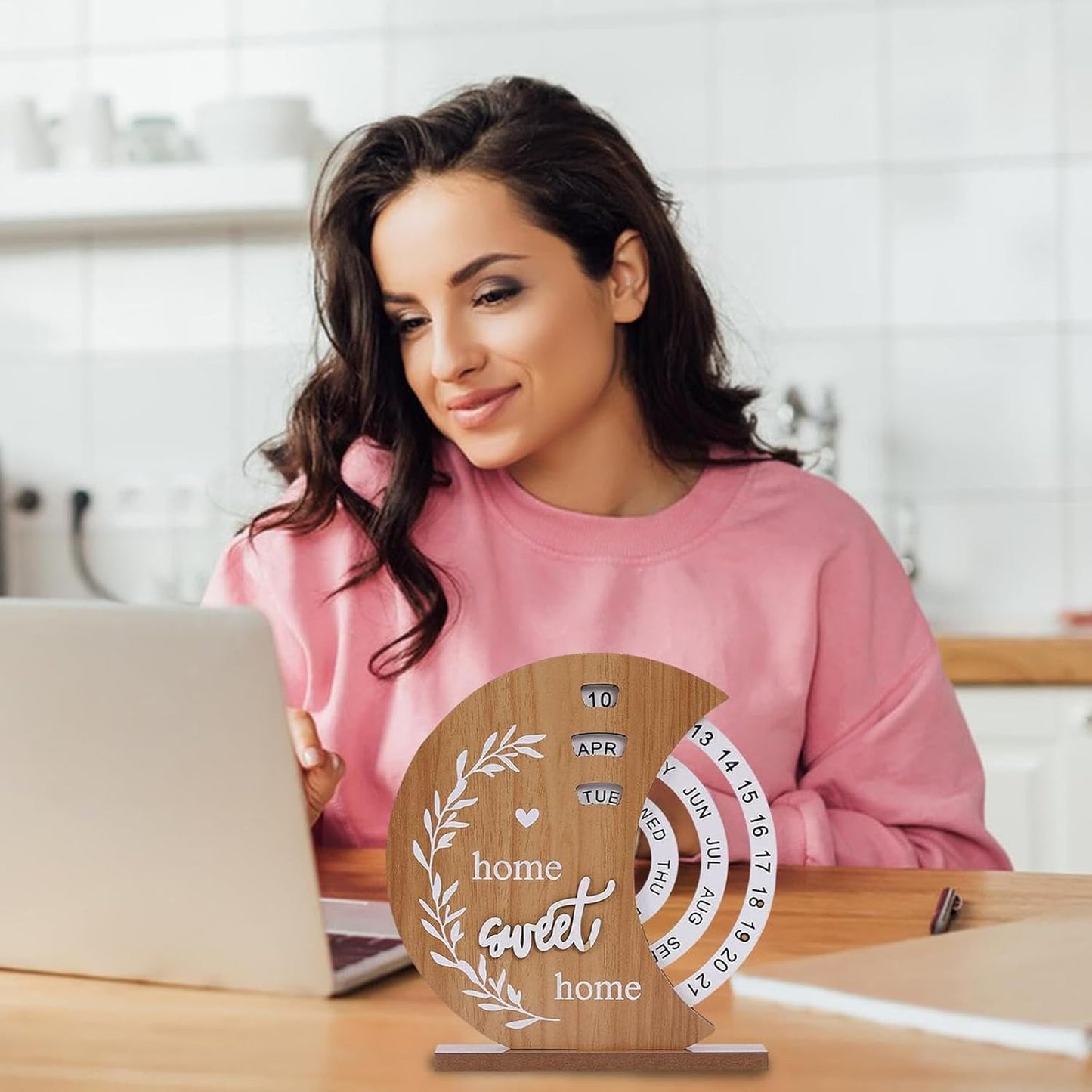 تقويم مكتب خشبي على شكل قمر